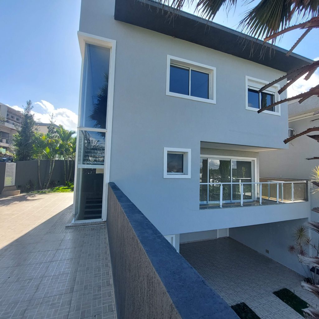 CASA APAIXONANTE À VENDA NO CONDOMÍNIO ARUÃ BRISAS CASA APAIXONANTE À VENDA NO CONDOMÍNIO ARUÃ BRISAS