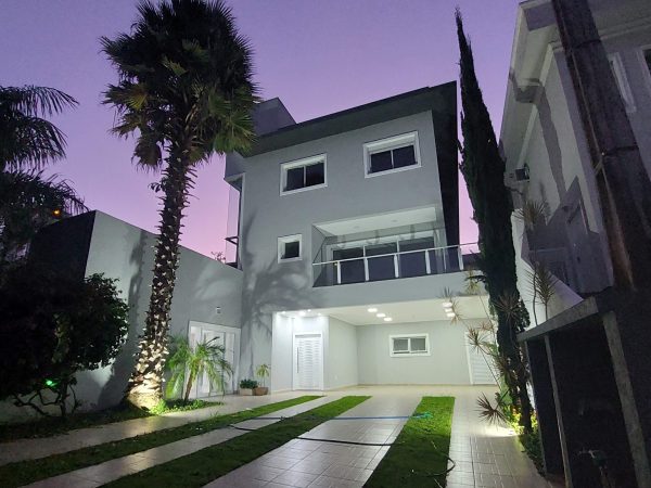 CASA APAIXONANTE À VENDA NO CONDOMÍNIO ARUÃ BRISAS