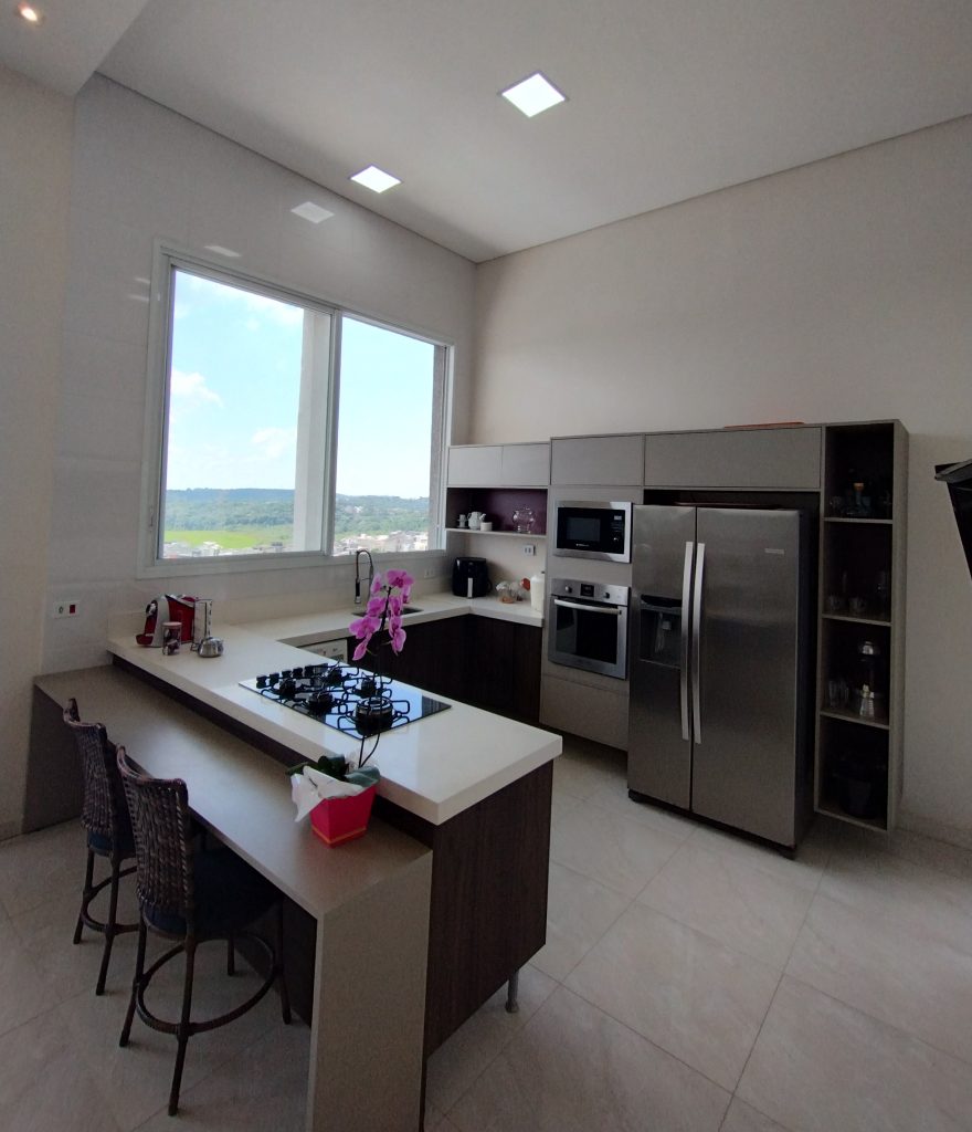 DESLUMBRANTE- CASA À VENDA NO CONDOMÍNIO ARUÃ BRISAS