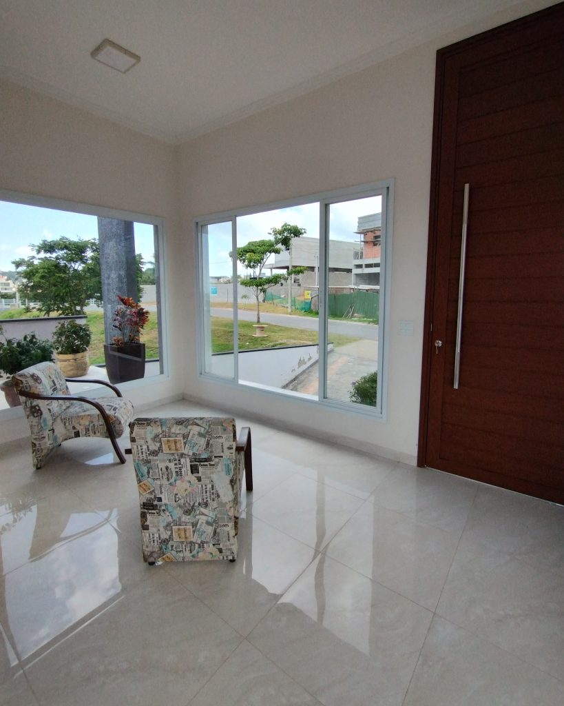 DESLUMBRANTE- CASA À VENDA NO CONDOMÍNIO ARUÃ BRISAS