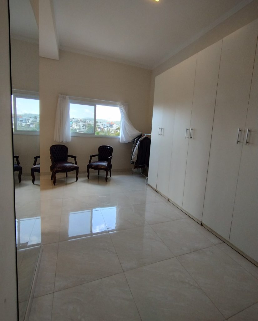 DESLUMBRANTE- CASA À VENDA NO CONDOMÍNIO ARUÃ BRISAS