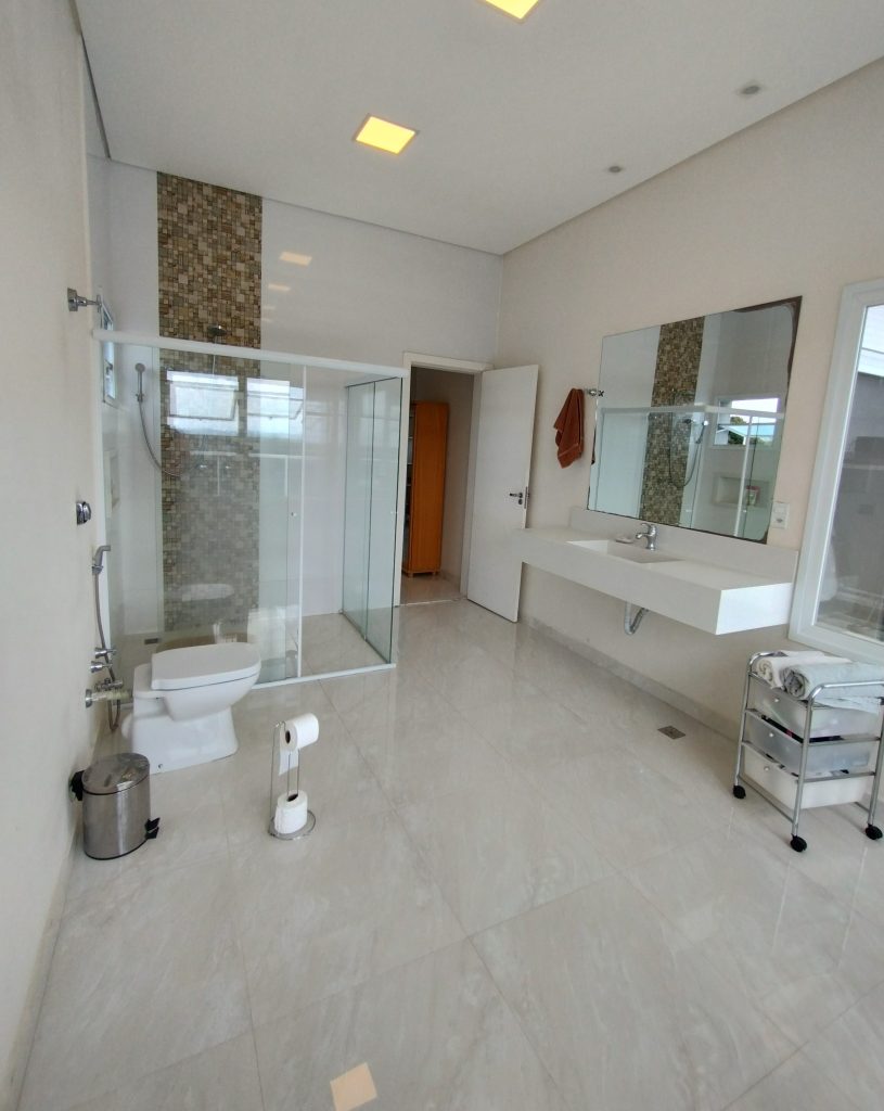 DESLUMBRANTE- CASA À VENDA NO CONDOMÍNIO ARUÃ BRISAS