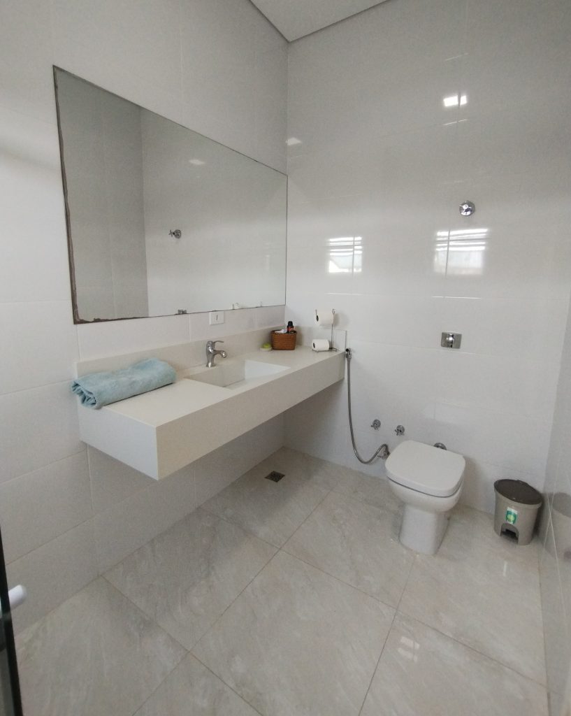 DESLUMBRANTE- CASA À VENDA NO CONDOMÍNIO ARUÃ BRISAS