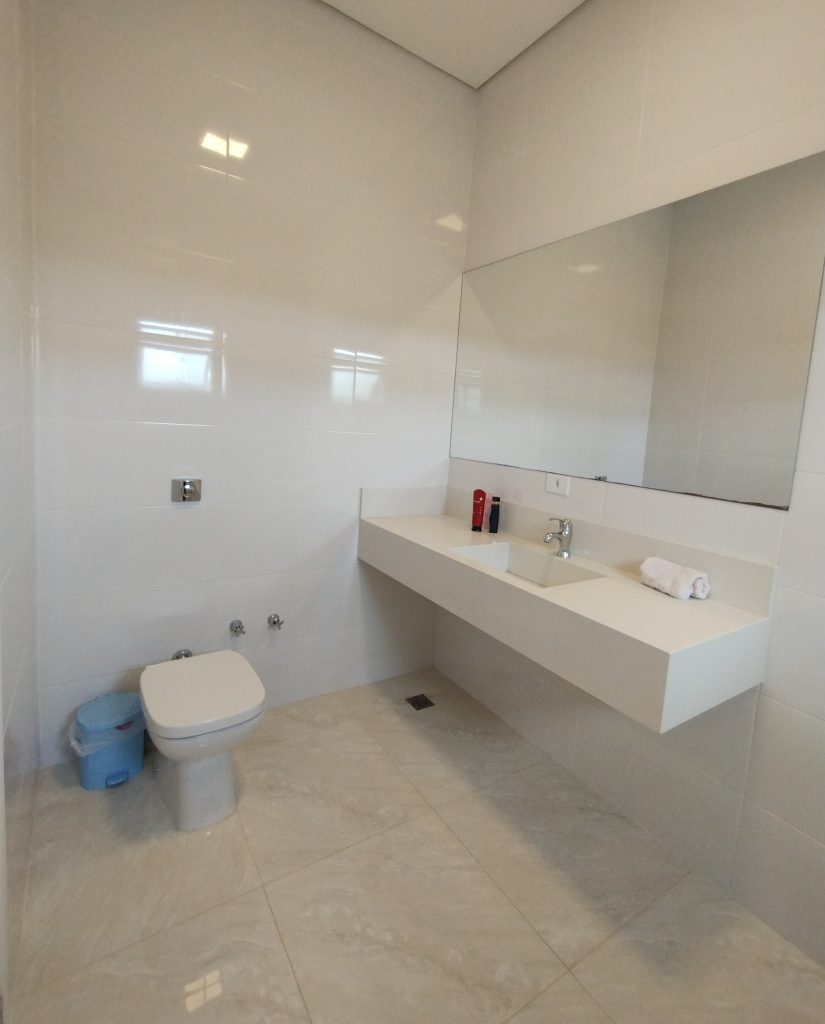 DESLUMBRANTE- CASA À VENDA NO CONDOMÍNIO ARUÃ BRISAS