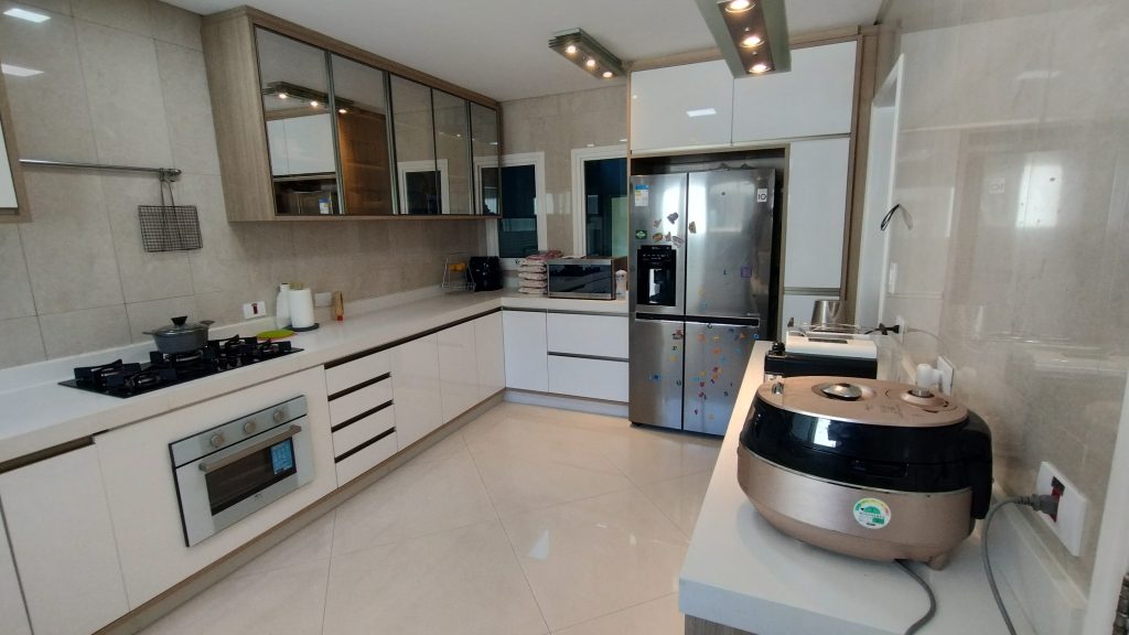 LINDO SOBRADO 4 DORM. – CONDOMÍNIO ARUÃ LINDO SOBRADO 4 DORM. – CONDOMÍNIO ARUÃ