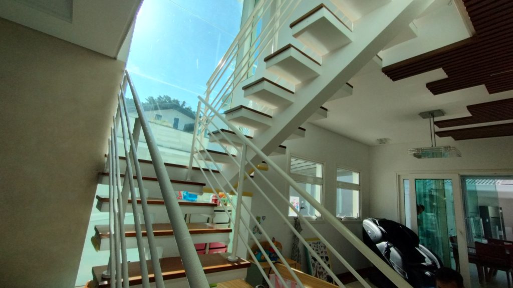 LINDO SOBRADO 4 DORM. – CONDOMÍNIO ARUÃ LINDO SOBRADO 4 DORM. – CONDOMÍNIO ARUÃ