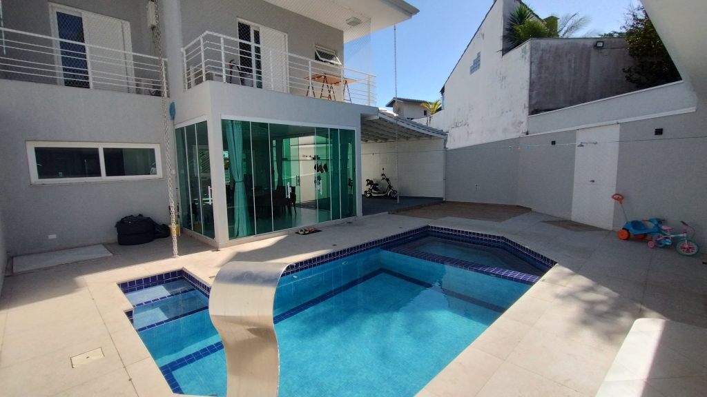 LINDO SOBRADO 4 DORM. – CONDOMÍNIO ARUÃ LINDO SOBRADO 4 DORM. – CONDOMÍNIO ARUÃ