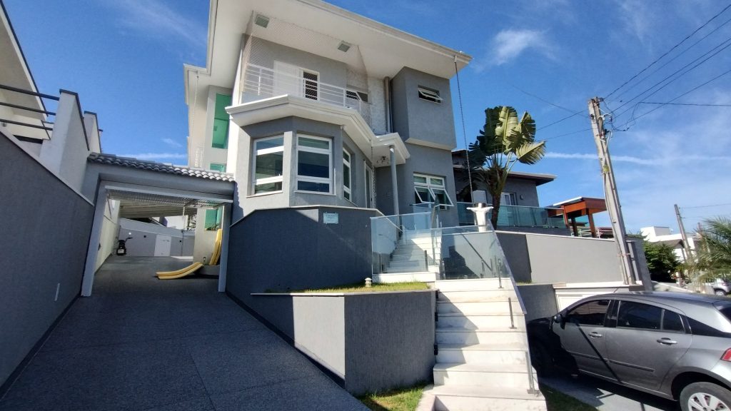 LINDO SOBRADO 4 DORM. – CONDOMÍNIO ARUÃ LINDO SOBRADO 4 DORM. – CONDOMÍNIO ARUÃ
