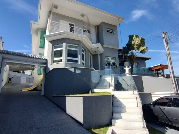 LINDO SOBRADO 4 DORM. – CONDOMÍNIO ARUÃ