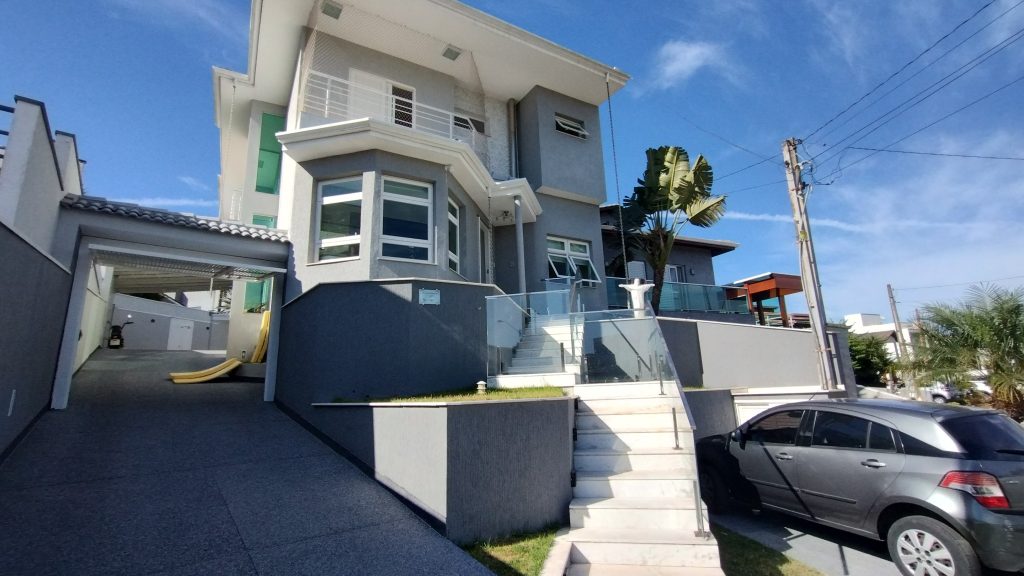 LINDO SOBRADO 4 DORM. – CONDOMÍNIO ARUÃ LINDO SOBRADO 4 DORM. – CONDOMÍNIO ARUÃ