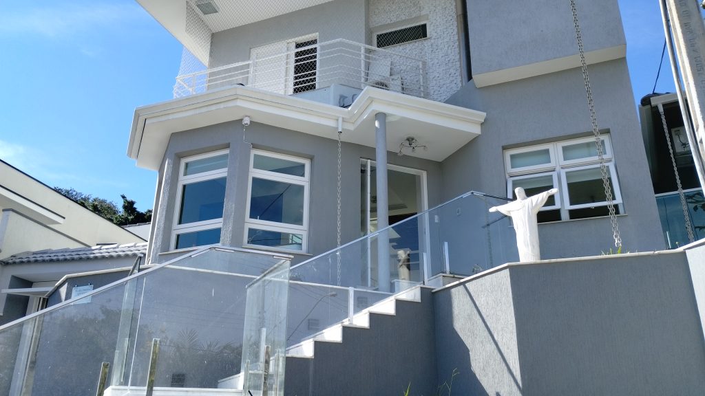 LINDO SOBRADO 4 DORM. – CONDOMÍNIO ARUÃ LINDO SOBRADO 4 DORM. – CONDOMÍNIO ARUÃ