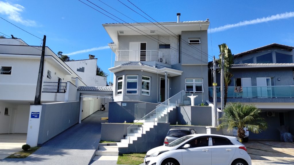 LINDO SOBRADO 4 DORM. – CONDOMÍNIO ARUÃ LINDO SOBRADO 4 DORM. – CONDOMÍNIO ARUÃ