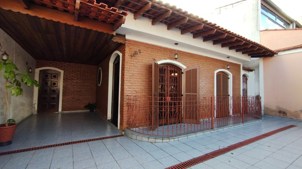 LINDA CASA DE ESQUINA COM 3 DORMITÓRIOS E PISCINA COM GRANDE QUINTAL LINDA CASA DE ESQUINA COM 3 DORMITÓRIOS E PISCINA COM GRANDE QUINTAL