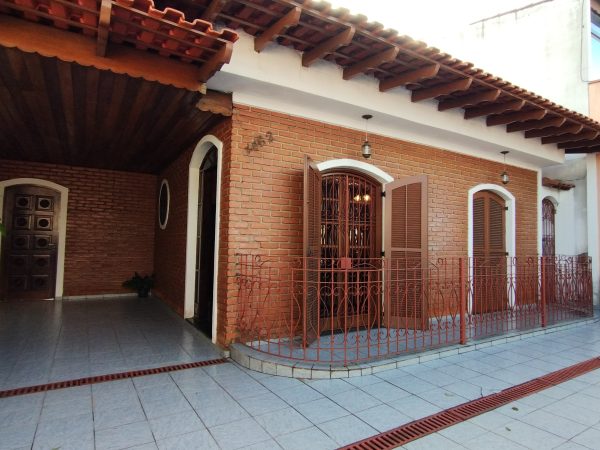 LINDA CASA DE ESQUINA COM 3 DORMITÓRIOS E PISCINA COM GRANDE QUINTAL