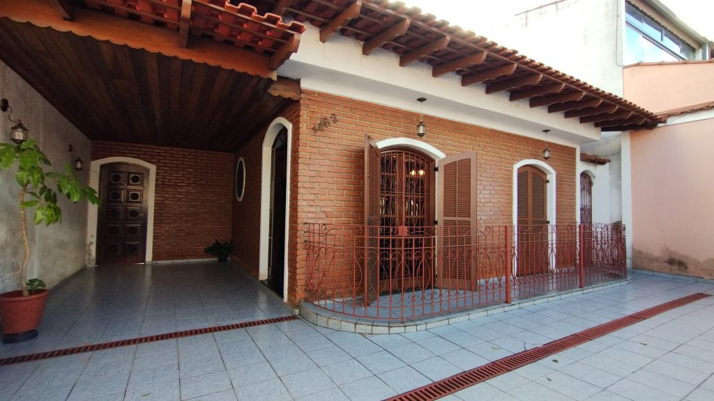 LINDA CASA DE ESQUINA COM 3 DORMITÓRIOS E PISCINA COM GRANDE QUINTAL LINDA CASA DE ESQUINA COM 3 DORMITÓRIOS E PISCINA COM GRANDE QUINTAL