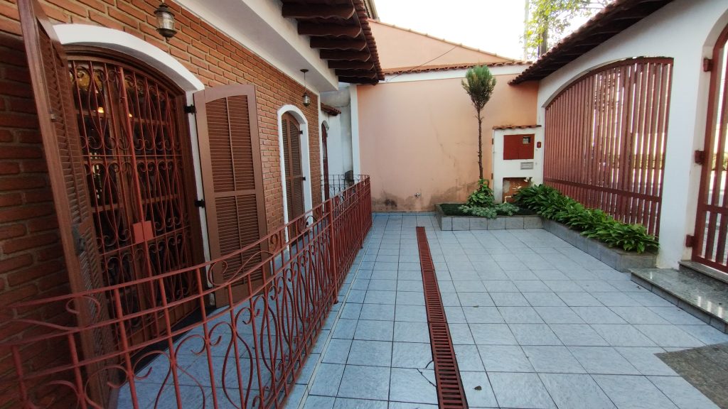 LINDA CASA DE ESQUINA COM 3 DORMITÓRIOS E PISCINA COM GRANDE QUINTAL LINDA CASA DE ESQUINA COM 3 DORMITÓRIOS E PISCINA COM GRANDE QUINTAL