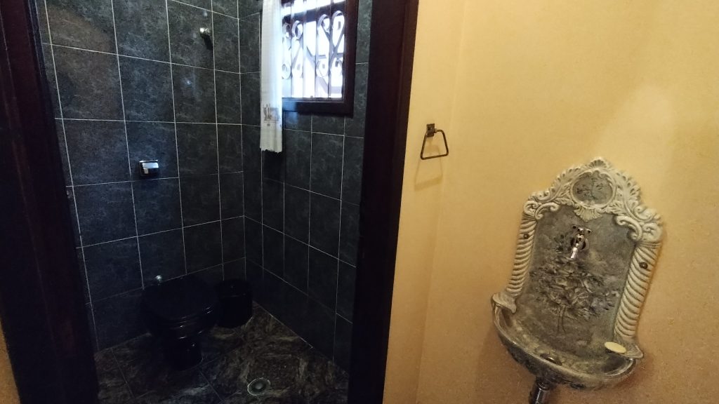 LINDA CASA DE ESQUINA COM 3 DORMITÓRIOS E PISCINA COM GRANDE QUINTAL LINDA CASA DE ESQUINA COM 3 DORMITÓRIOS E PISCINA COM GRANDE QUINTAL