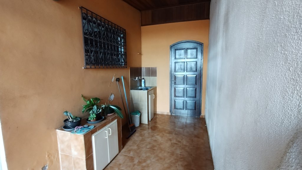 LINDA CASA DE ESQUINA COM 3 DORMITÓRIOS E PISCINA COM GRANDE QUINTAL LINDA CASA DE ESQUINA COM 3 DORMITÓRIOS E PISCINA COM GRANDE QUINTAL