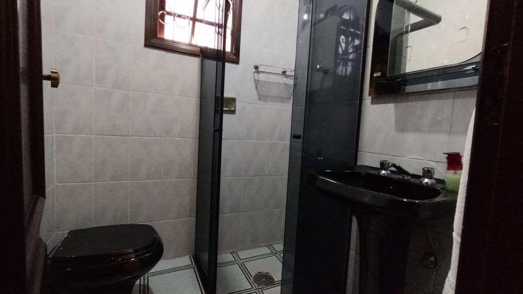 LINDA CASA DE ESQUINA COM 3 DORMITÓRIOS E PISCINA COM GRANDE QUINTAL LINDA CASA DE ESQUINA COM 3 DORMITÓRIOS E PISCINA COM GRANDE QUINTAL
