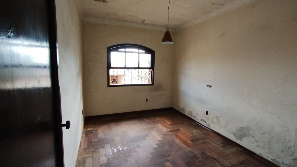 LINDA CASA DE ESQUINA COM 3 DORMITÓRIOS E PISCINA COM GRANDE QUINTAL LINDA CASA DE ESQUINA COM 3 DORMITÓRIOS E PISCINA COM GRANDE QUINTAL