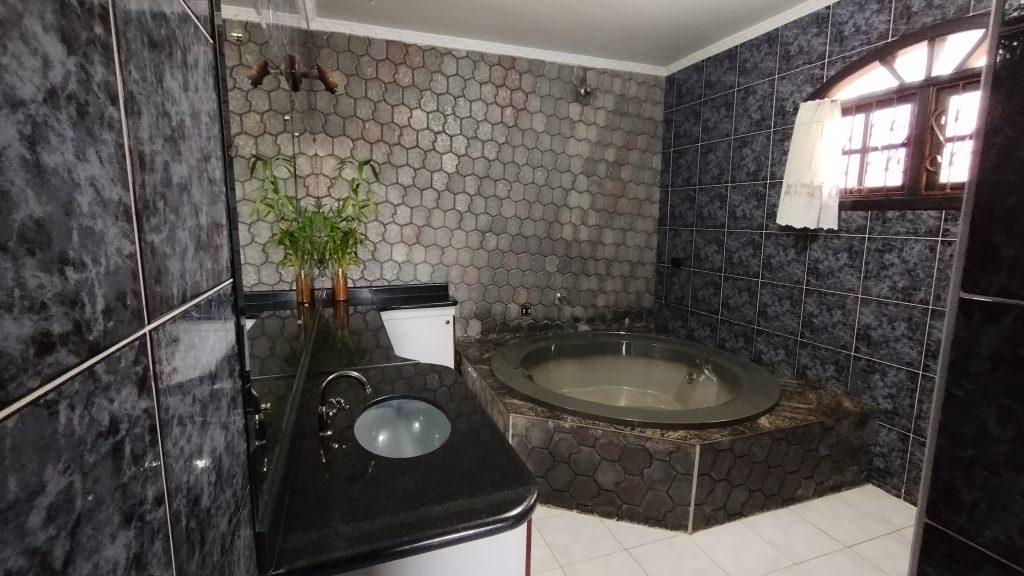LINDA CASA DE ESQUINA COM 3 DORMITÓRIOS E PISCINA COM GRANDE QUINTAL LINDA CASA DE ESQUINA COM 3 DORMITÓRIOS E PISCINA COM GRANDE QUINTAL