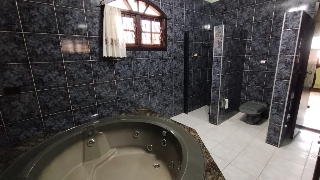 LINDA CASA DE ESQUINA COM 3 DORMITÓRIOS E PISCINA COM GRANDE QUINTAL LINDA CASA DE ESQUINA COM 3 DORMITÓRIOS E PISCINA COM GRANDE QUINTAL