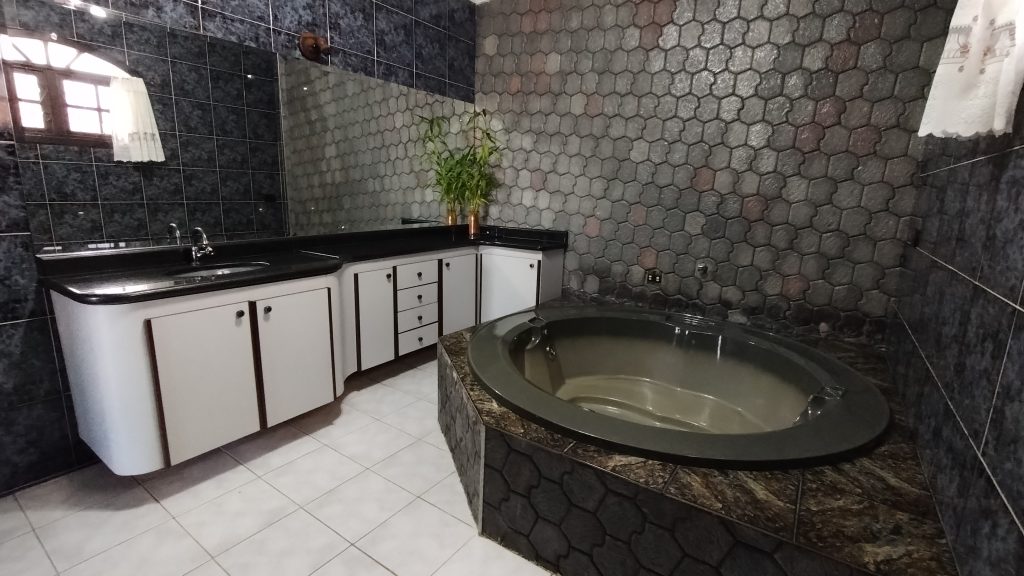 LINDA CASA DE ESQUINA COM 3 DORMITÓRIOS E PISCINA COM GRANDE QUINTAL LINDA CASA DE ESQUINA COM 3 DORMITÓRIOS E PISCINA COM GRANDE QUINTAL