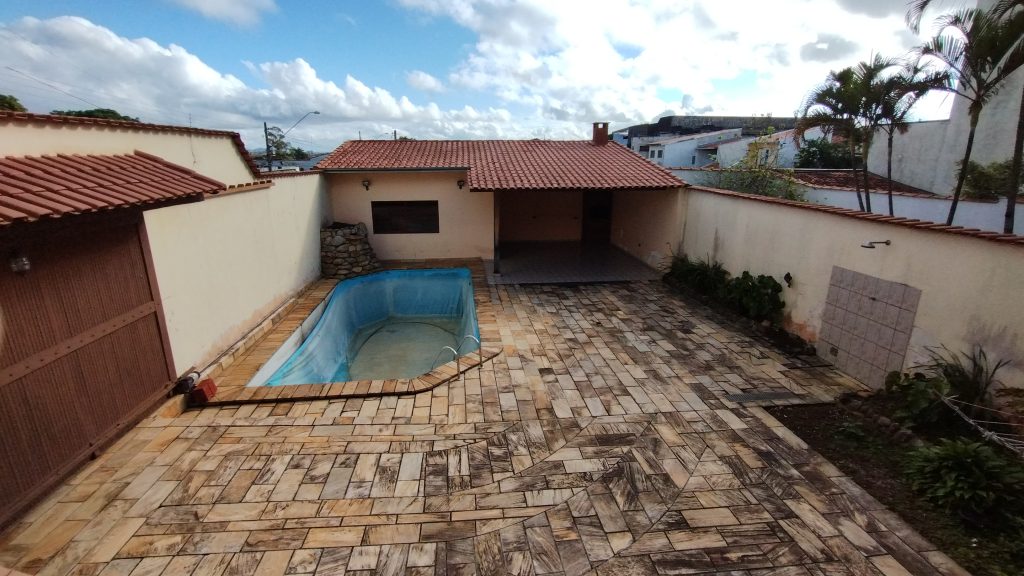 LINDA CASA DE ESQUINA COM 3 DORMITÓRIOS E PISCINA COM GRANDE QUINTAL LINDA CASA DE ESQUINA COM 3 DORMITÓRIOS E PISCINA COM GRANDE QUINTAL