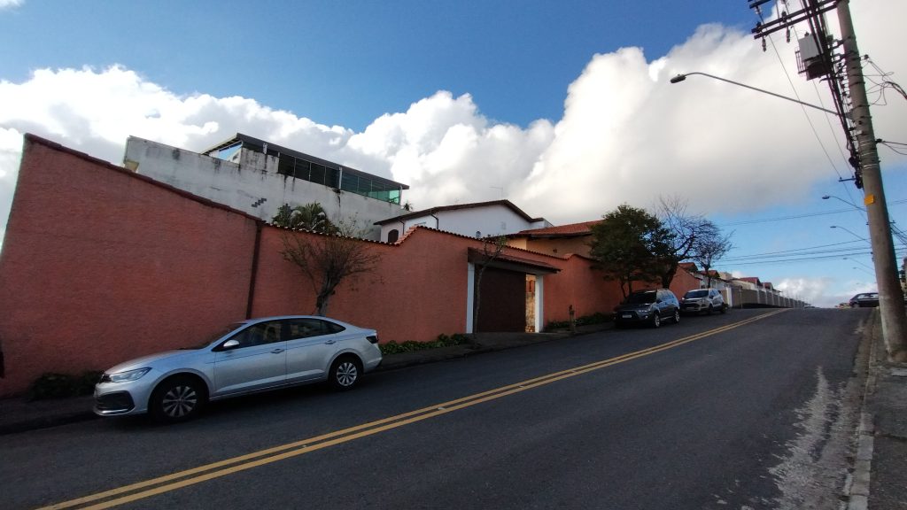 LINDA CASA DE ESQUINA COM 3 DORMITÓRIOS E PISCINA COM GRANDE QUINTAL LINDA CASA DE ESQUINA COM 3 DORMITÓRIOS E PISCINA COM GRANDE QUINTAL