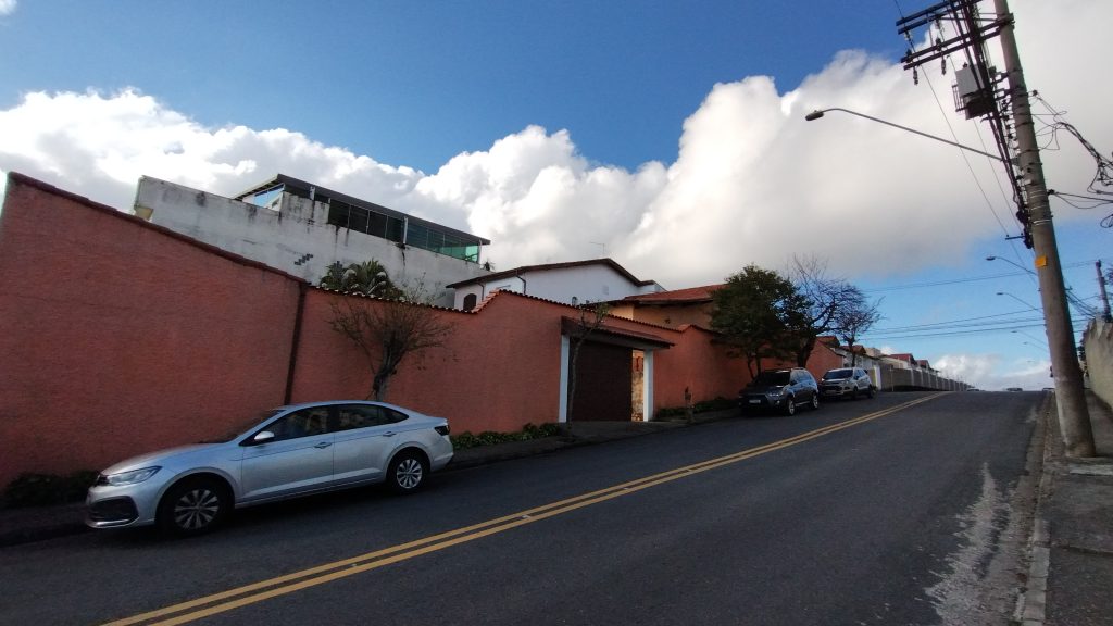 LINDA CASA DE ESQUINA COM 3 DORMITÓRIOS E PISCINA COM GRANDE QUINTAL LINDA CASA DE ESQUINA COM 3 DORMITÓRIOS E PISCINA COM GRANDE QUINTAL
